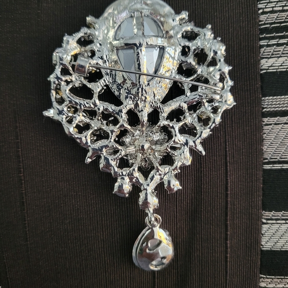Elegant Vintags Crystal Brooch - Picture 4 of 7